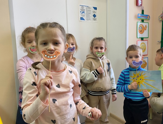 Всем известно, что улыбка — залог хорошего настроения, символ радости, передающийся без слов. Это подарок, который может сделать каждый..