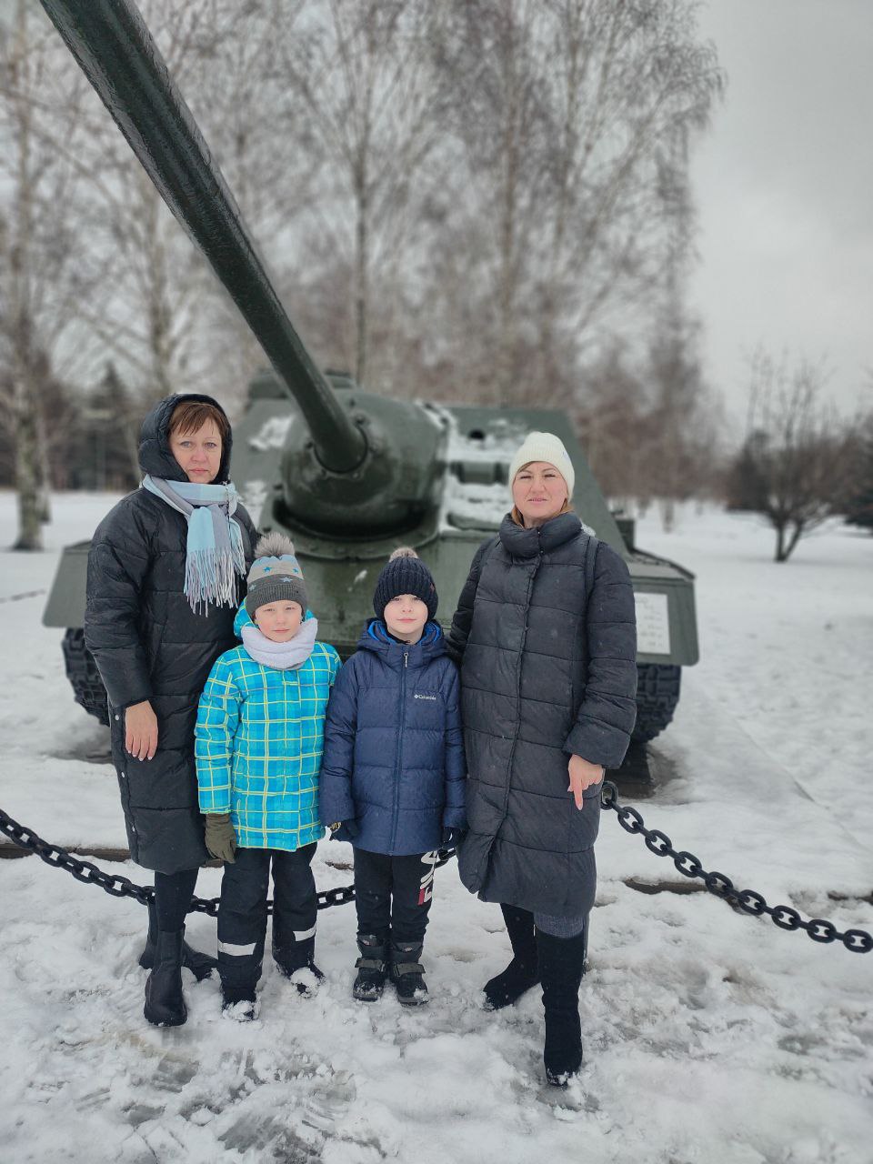 Ребята 1а (д) класса совершили тематическую экскурсию на Аллею Славы в парке Победы.