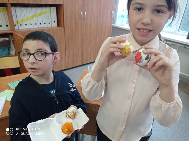 Ученики 3&quot; Г&quot; класса вместе с учителем украсили пасхальные яйца в технике &quot;декупаж&quot;.