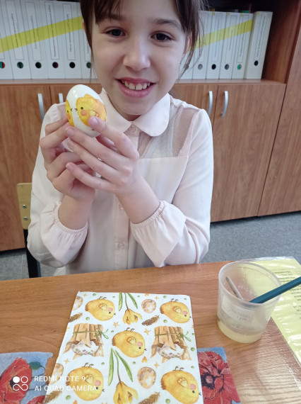 Ученики 3&quot; Г&quot; класса вместе с учителем украсили пасхальные яйца в технике &quot;декупаж&quot;.