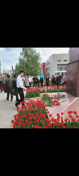 Обучающиеся школы-интерната возложили цветы к памятнику.