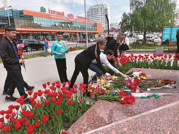 Обучающиеся школы-интерната возложили цветы к памятнику.
